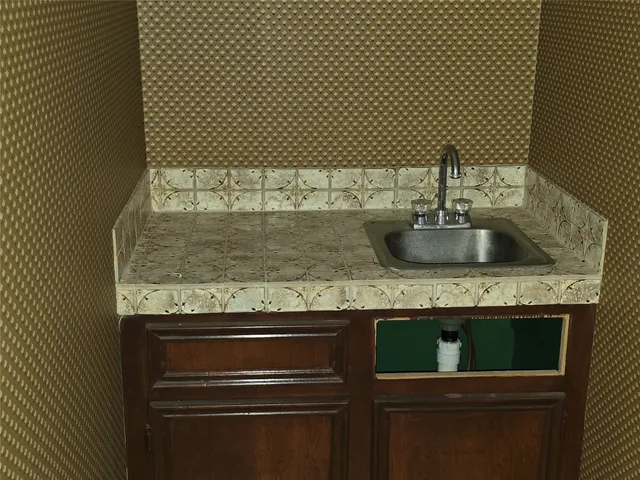 a view of empty room with window