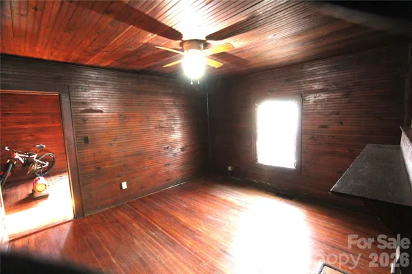 a view of empty room with window