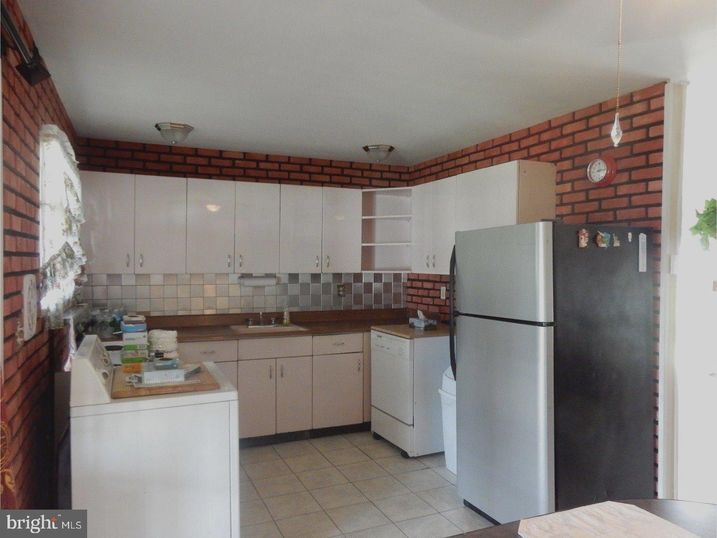 11 Hedge Road Levittown, PA 19056 - Photo 7 of 19 Kitchen