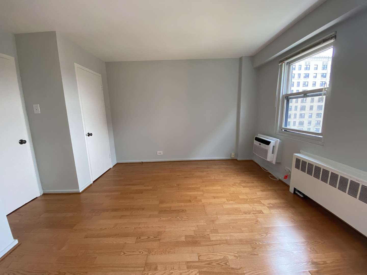 2909 North Sheridan Road, Unit 805 Chicago, IL 60657 - Photo 11 of 39 a view of an empty room and window