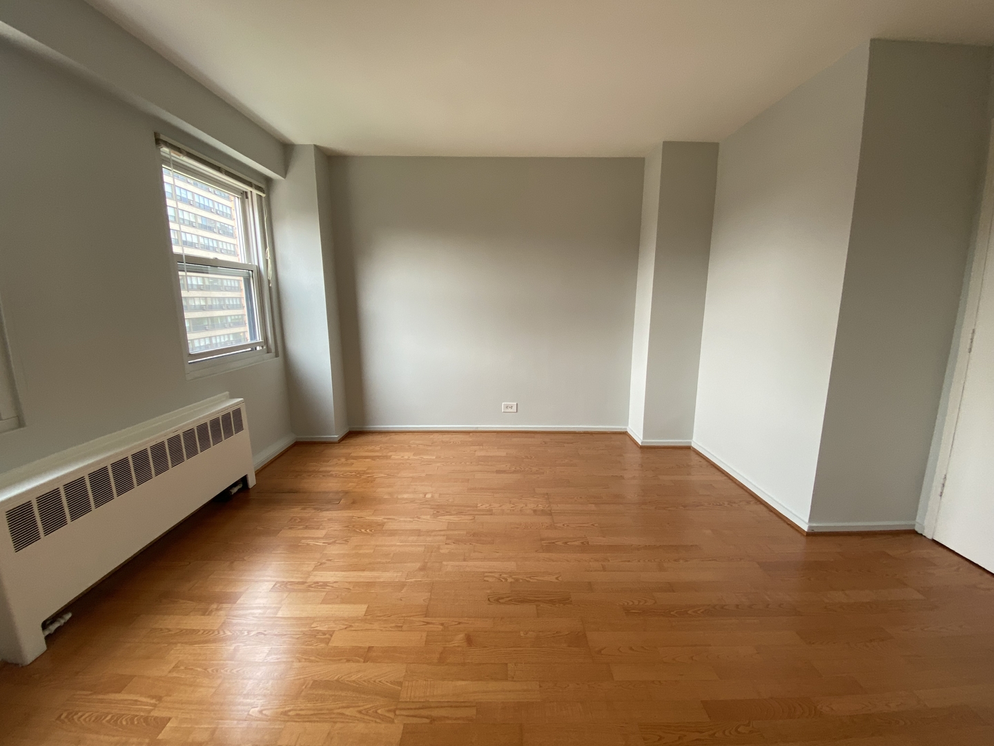 2909 North Sheridan Road, Unit 805 Chicago, IL 60657 - Photo 12 of 39 a view of an empty room and window