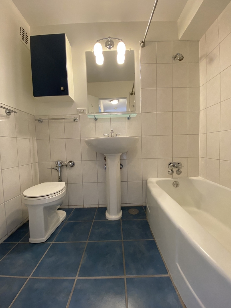 2909 North Sheridan Road, Unit 805 Chicago, IL 60657 - Photo 14 of 39 a bathroom with a toilet a sink and bathtub