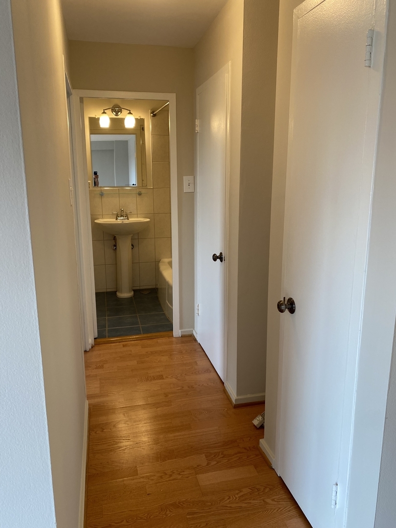 2909 North Sheridan Road, Unit 805 Chicago, IL 60657 - Photo 15 of 39 a view of a bathroom from a hallway