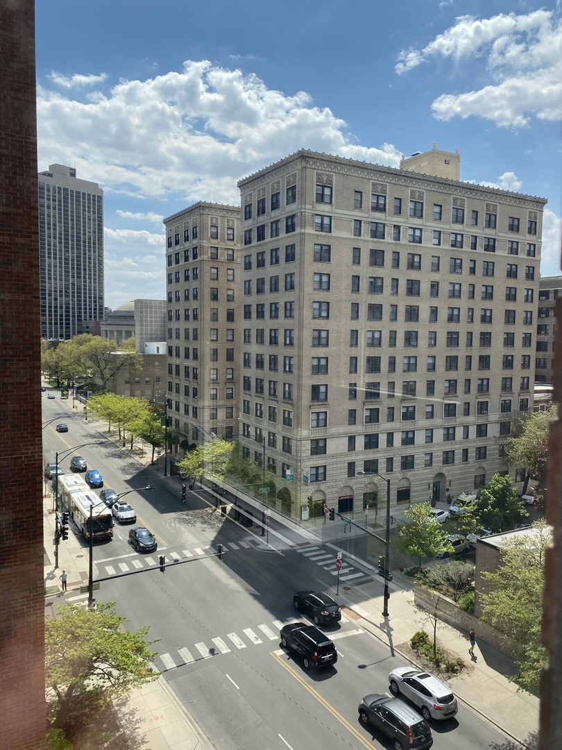 2909 North Sheridan Road, Unit 805 Chicago, IL 60657 - Photo 16 of 39 a picture of a building
