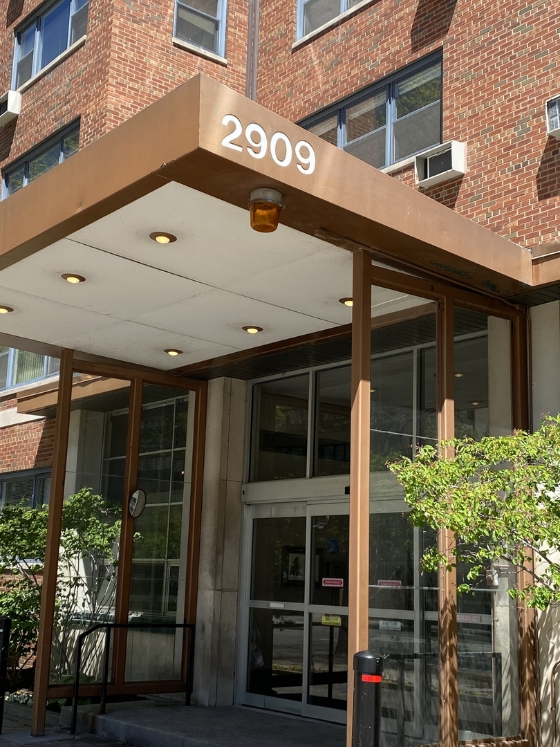 2909 North Sheridan Road, Unit 805 Chicago, IL 60657 - Photo 18 of 39 front view of a building