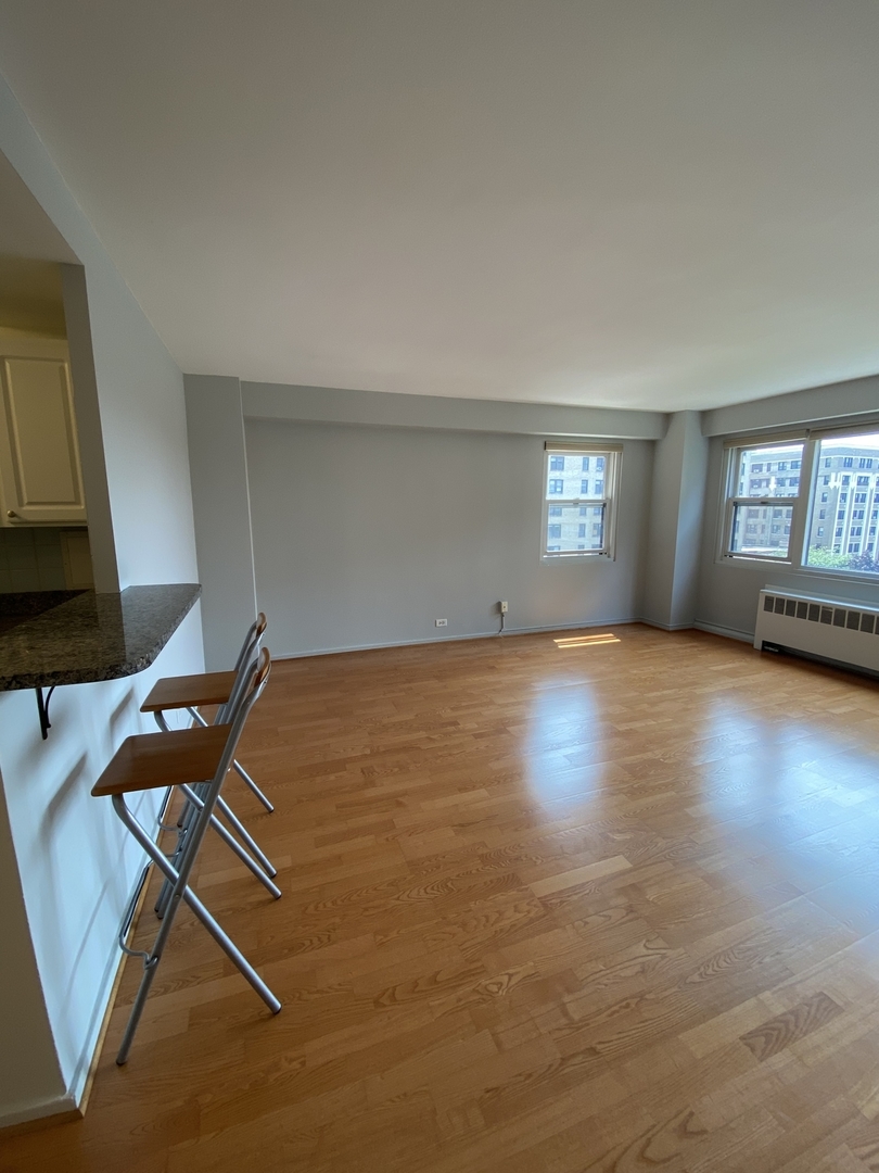 2909 North Sheridan Road, Unit 805 Chicago, IL 60657 - Photo 3 of 39 an empty room with windows