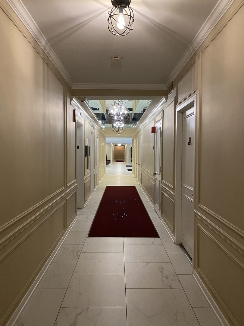 2909 North Sheridan Road, Unit 805 Chicago, IL 60657 - Photo 25 of 39 a hallway with windows and chandelier