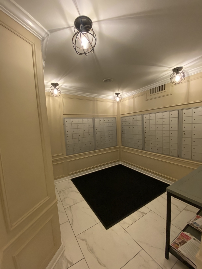 2909 North Sheridan Road, Unit 805 Chicago, IL 60657 - Photo 27 of 39 a view of a elevator