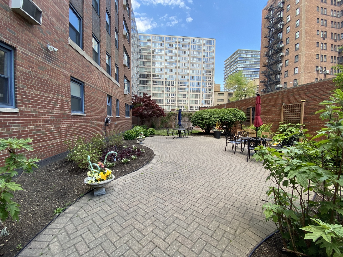 2909 North Sheridan Road, Unit 805 Chicago, IL 60657 - Photo 28 of 39 a view of a chair and tables in the patio