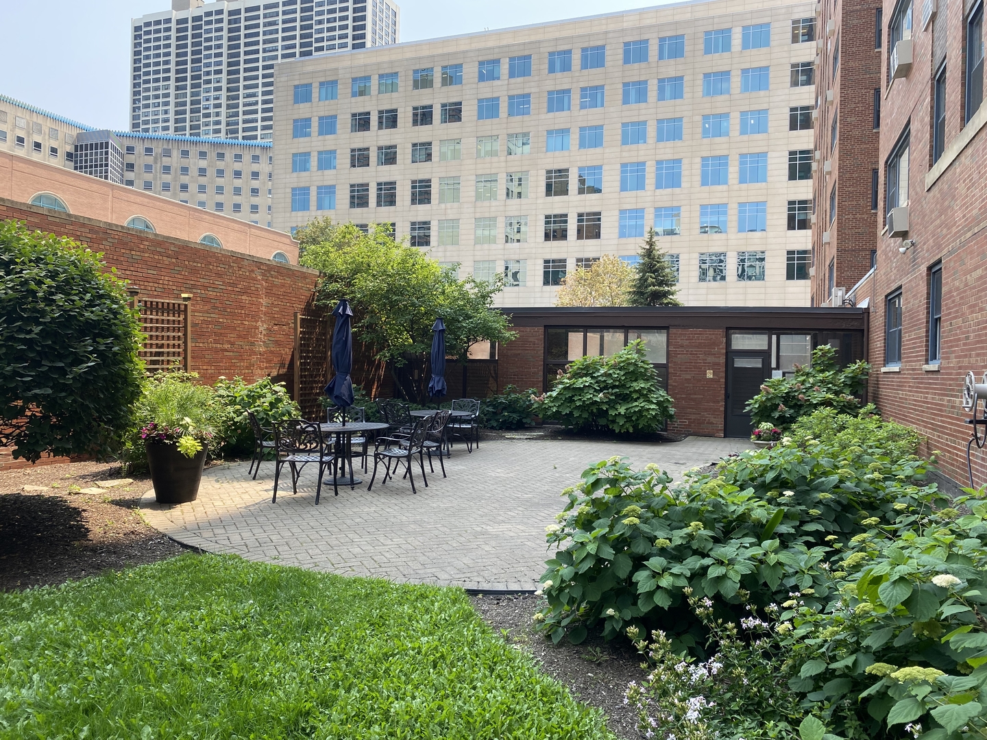2909 North Sheridan Road, Unit 805 Chicago, IL 60657 - Photo 30 of 39 a view of a building with sitting area