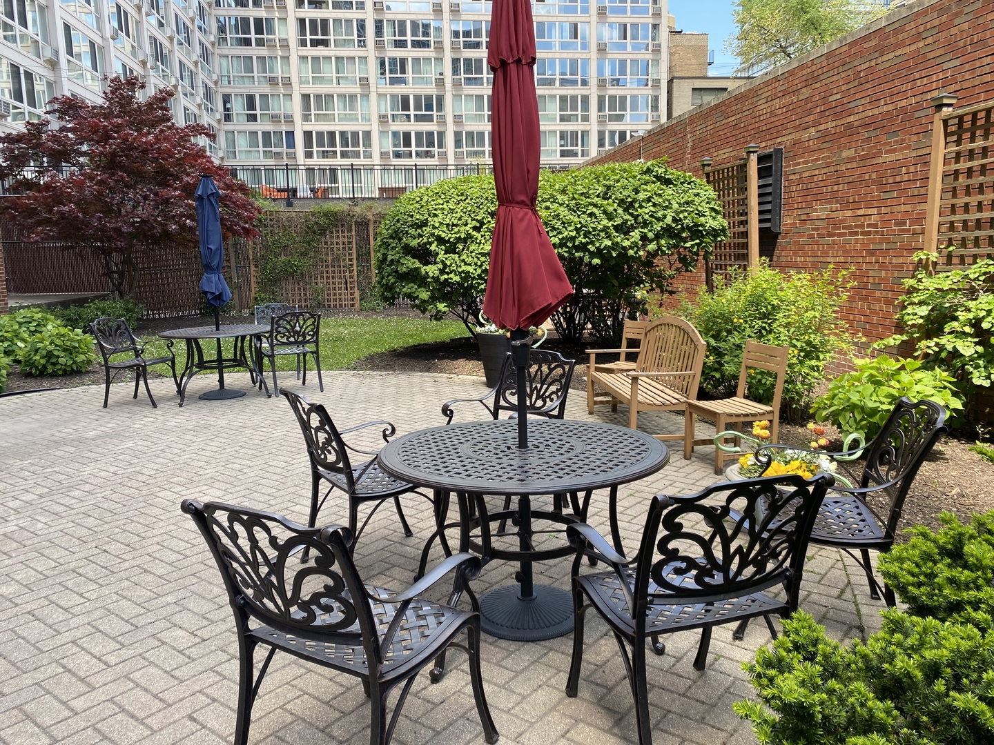 2909 North Sheridan Road, Unit 805 Chicago, IL 60657 - Photo 31 of 39 a view of a chairs and table in backyard of the house