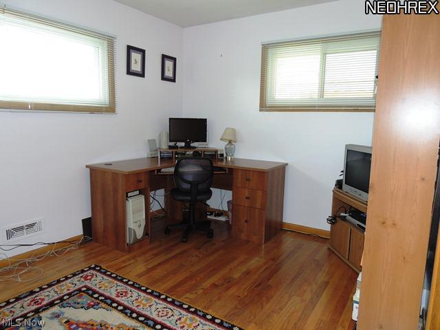 7296 Oakwood Road Parma, OH 44130 - Photo 10 of 20