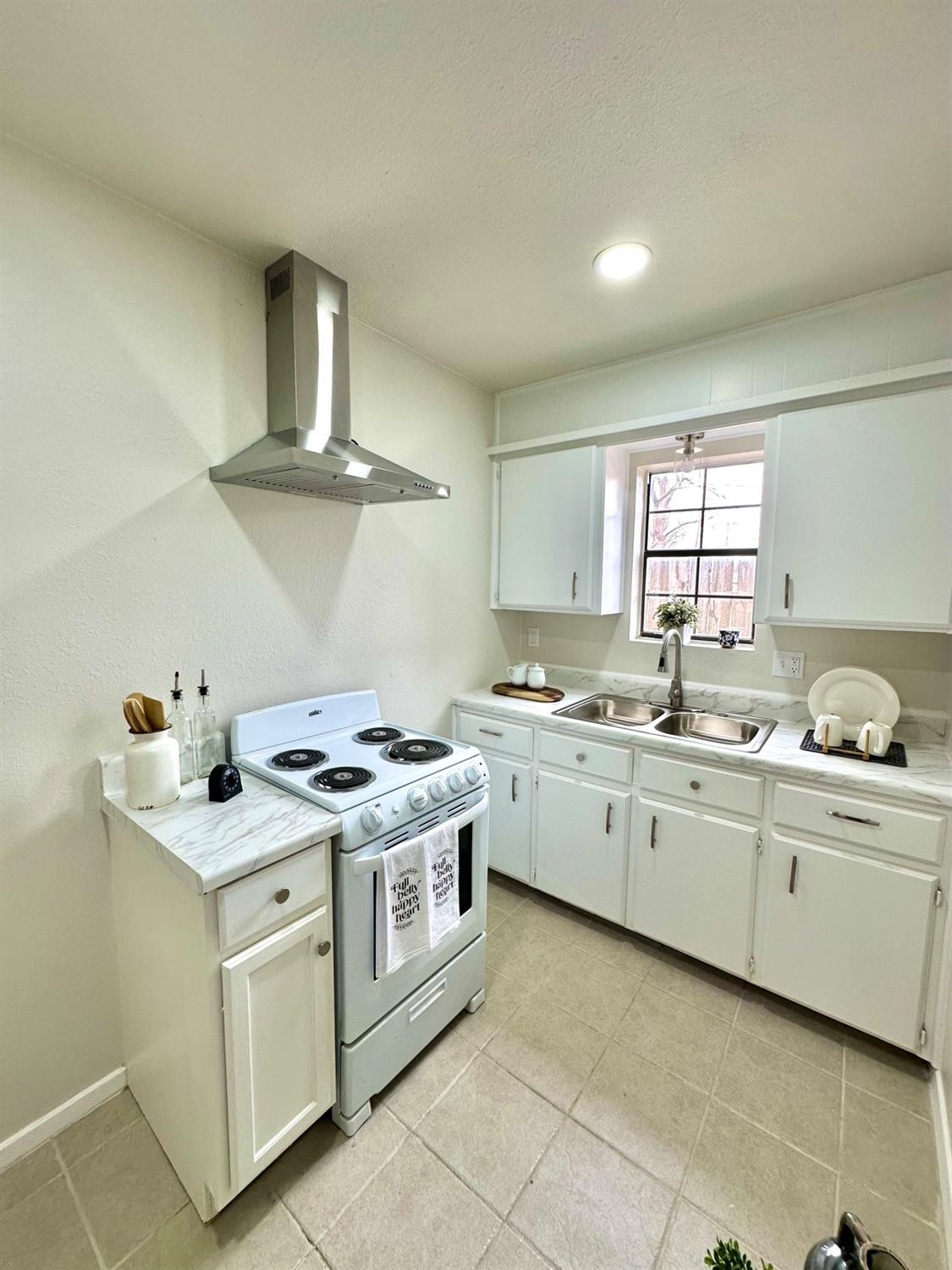 101 15th Street Levelland, TX 79336 - Photo 25 of 29 a kitchen with cabinets appliances a sink and a window