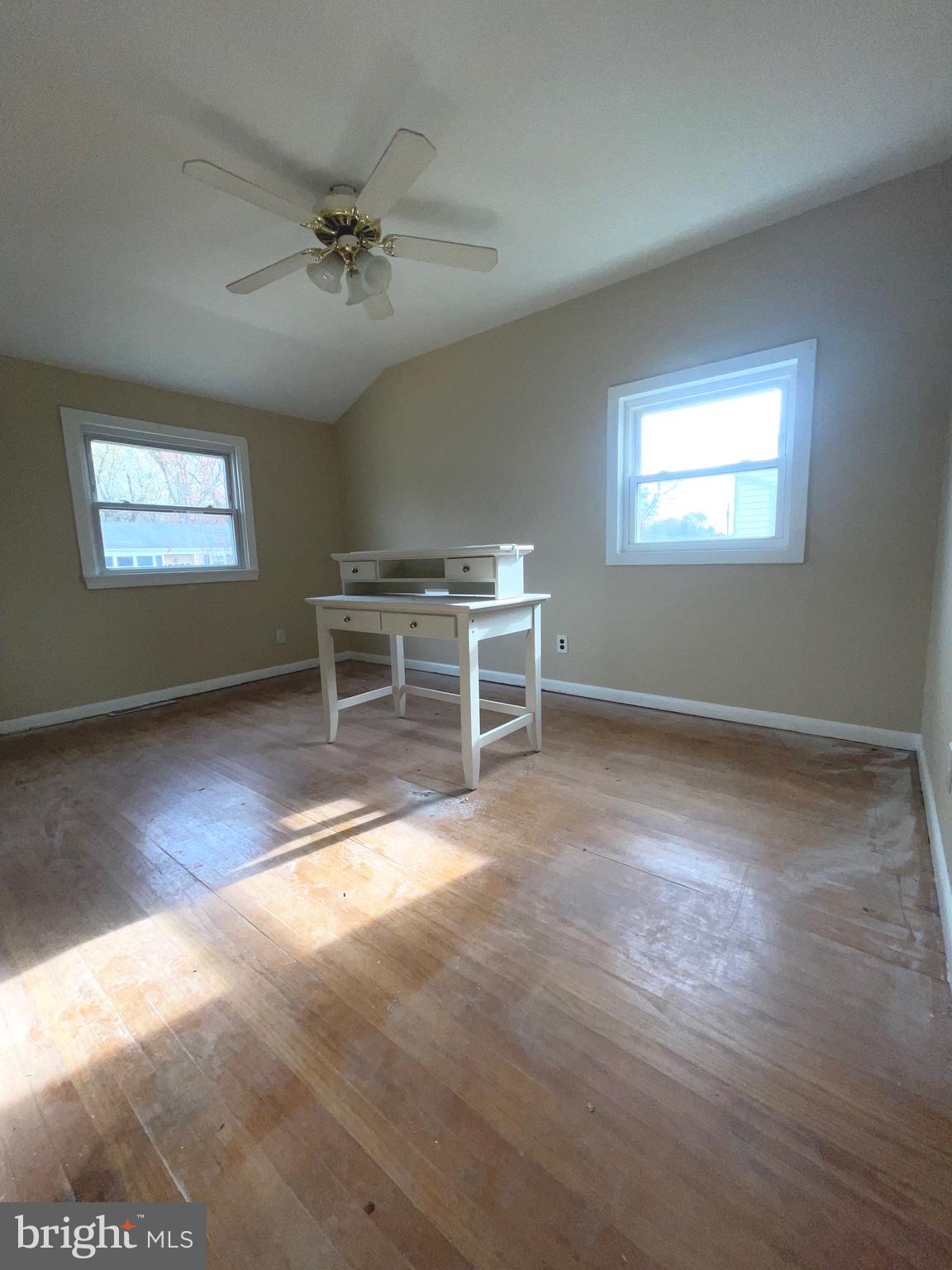 292 Justice Drive Carneys Point, NJ 08069 - Photo 9 of 17 a view of a livingroom with furniture a ceiling fan and window