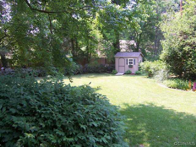 7200 River Road Richmond, VA 23229 - Photo 3 of 10 a view of a back yard of the house