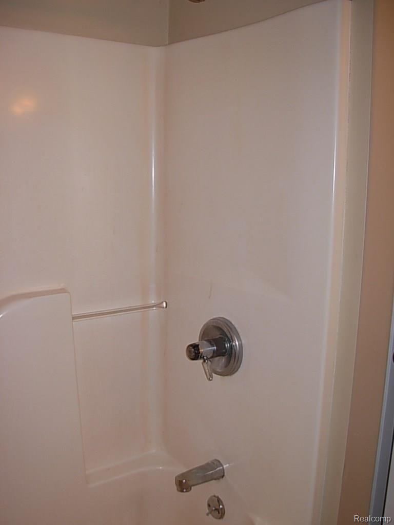 9231 Commerce Road Commerce Township, MI 48382 - Photo 15 of 18 Main Bath-tub- 2015.jpg