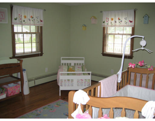 133 Peekskill Avenue Springfield, MA 01129 - Photo 9 of 22