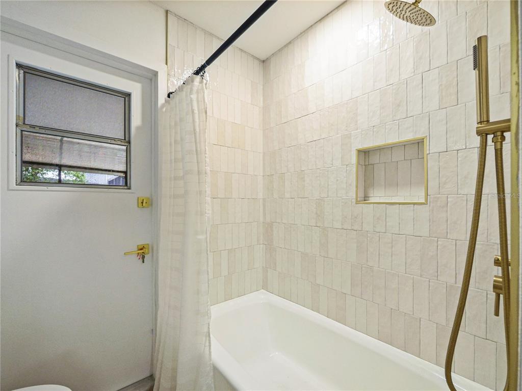 2466 Fieldingwood Road Maitland, FL 32751 - Photo 22 of 29 a bathroom with a bathtub