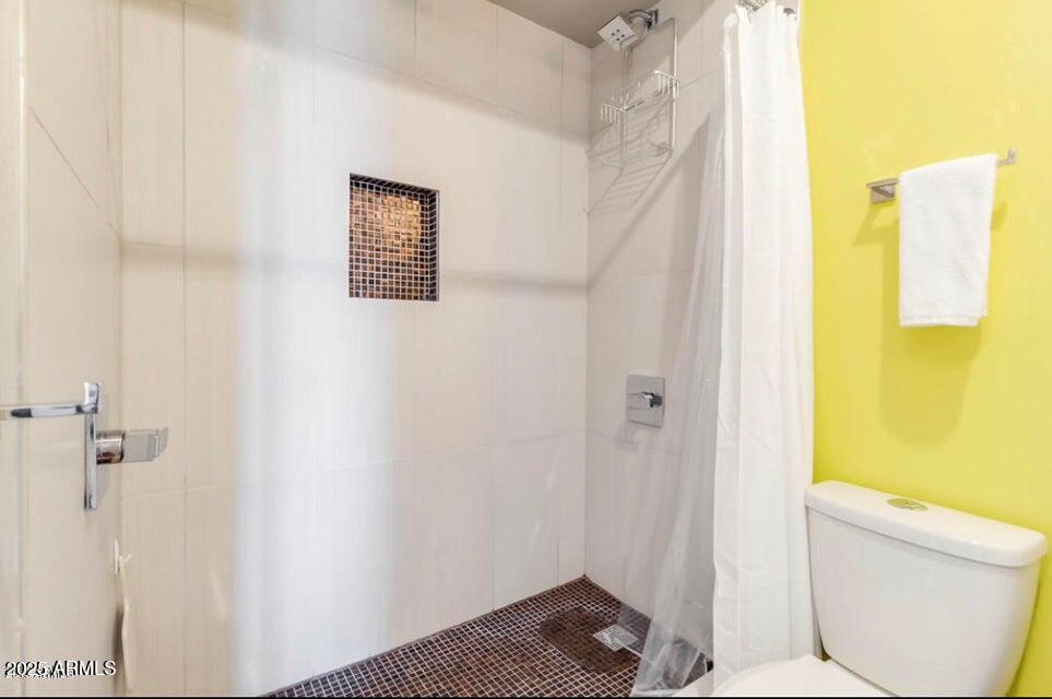 4750 North Central Avenue, Unit L8 Phoenix, AZ 85012 - Photo 12 of 55 a bathroom with a toilet and a shower