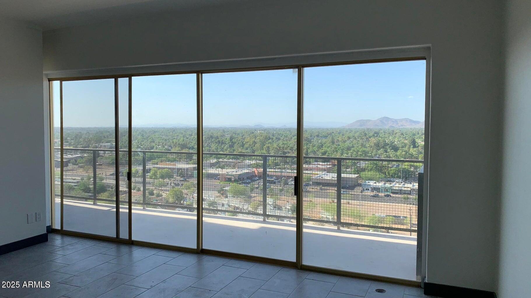 4750 North Central Avenue, Unit L8 Phoenix, AZ 85012 - Photo 13 of 55 a view of an empty room and window