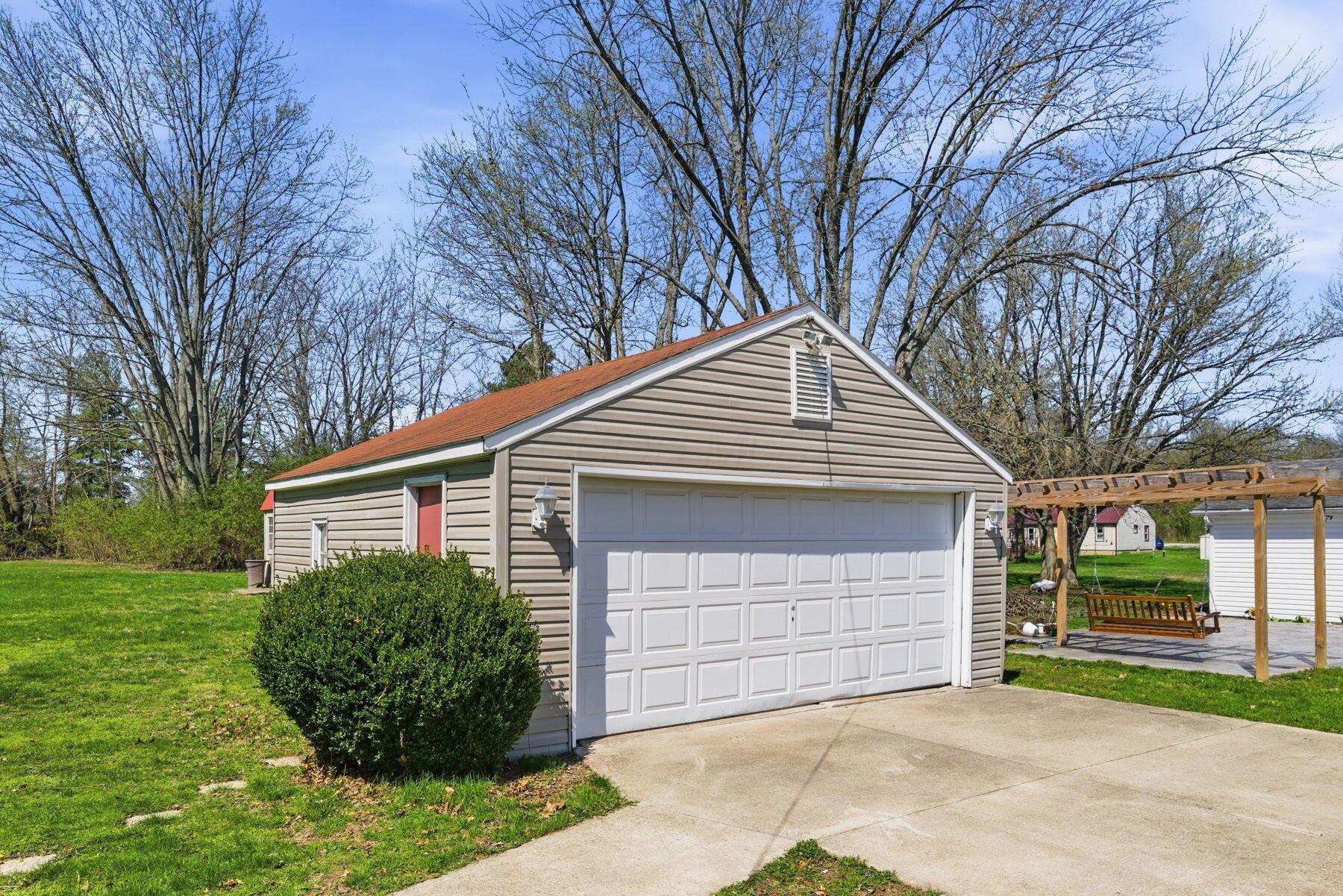 2113 Smeltzer Road Marion, OH 43302 - Photo 4 of 29 Garage