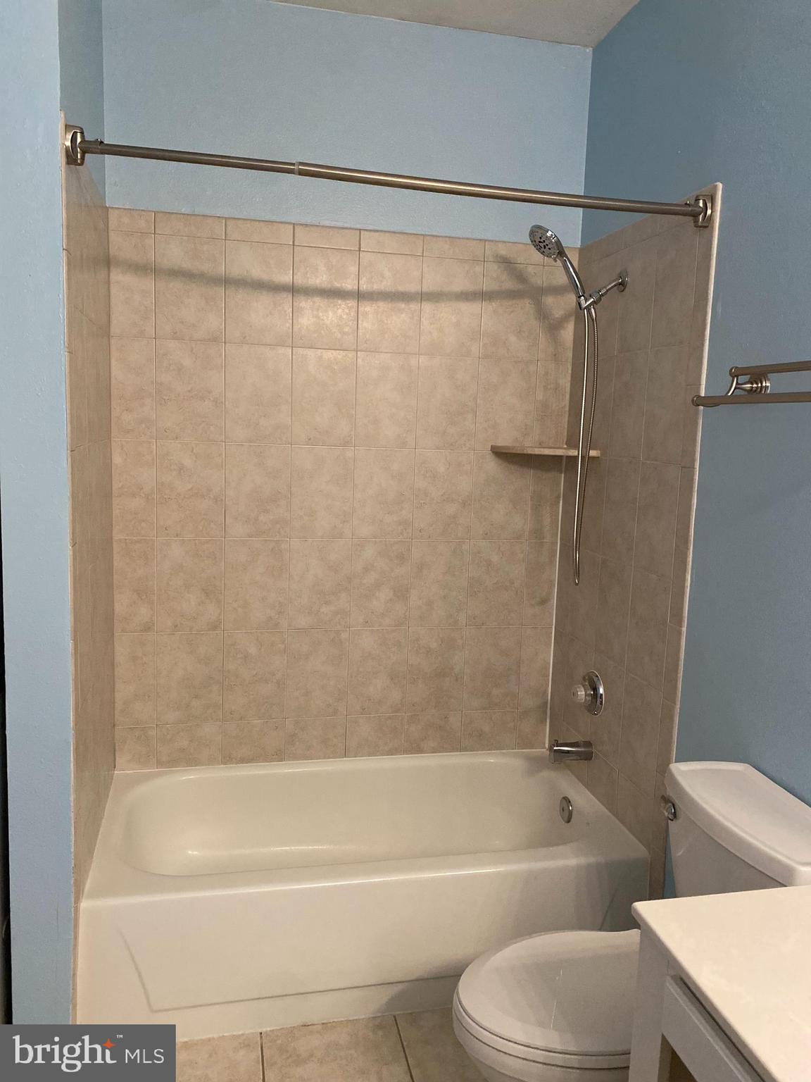 12161 Penderview Terrace, Unit 906 Fairfax, VA 22033 - Photo 15 of 20 a bathroom with a shower and a bath tub