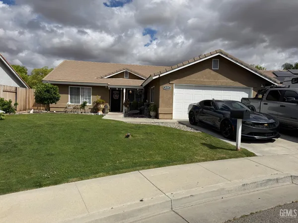 a view of a yard in front of a house