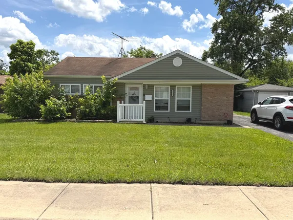 $142,500 | 303 Sauganash Street, Park Forest, IL 60466