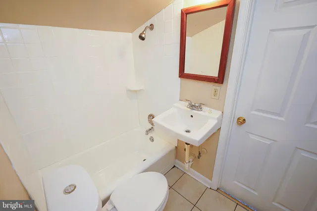 a view of empty room with window