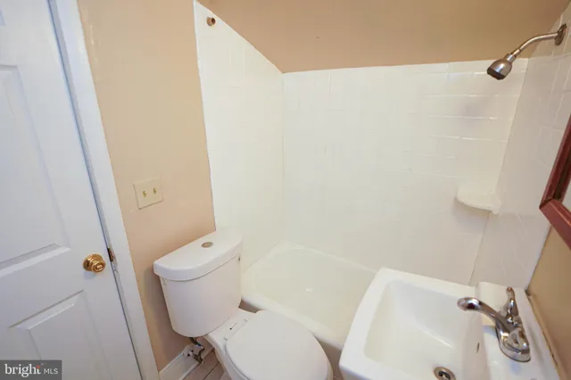 a view of empty room with window