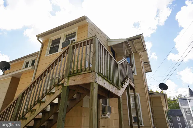 a view of a house with a small yard