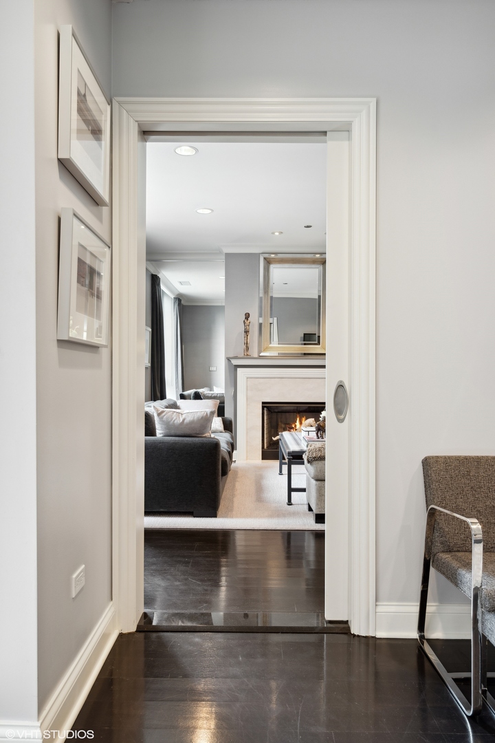 10 East Delaware Place, Unit 10B Chicago, IL 60611 - Photo 19 of 39