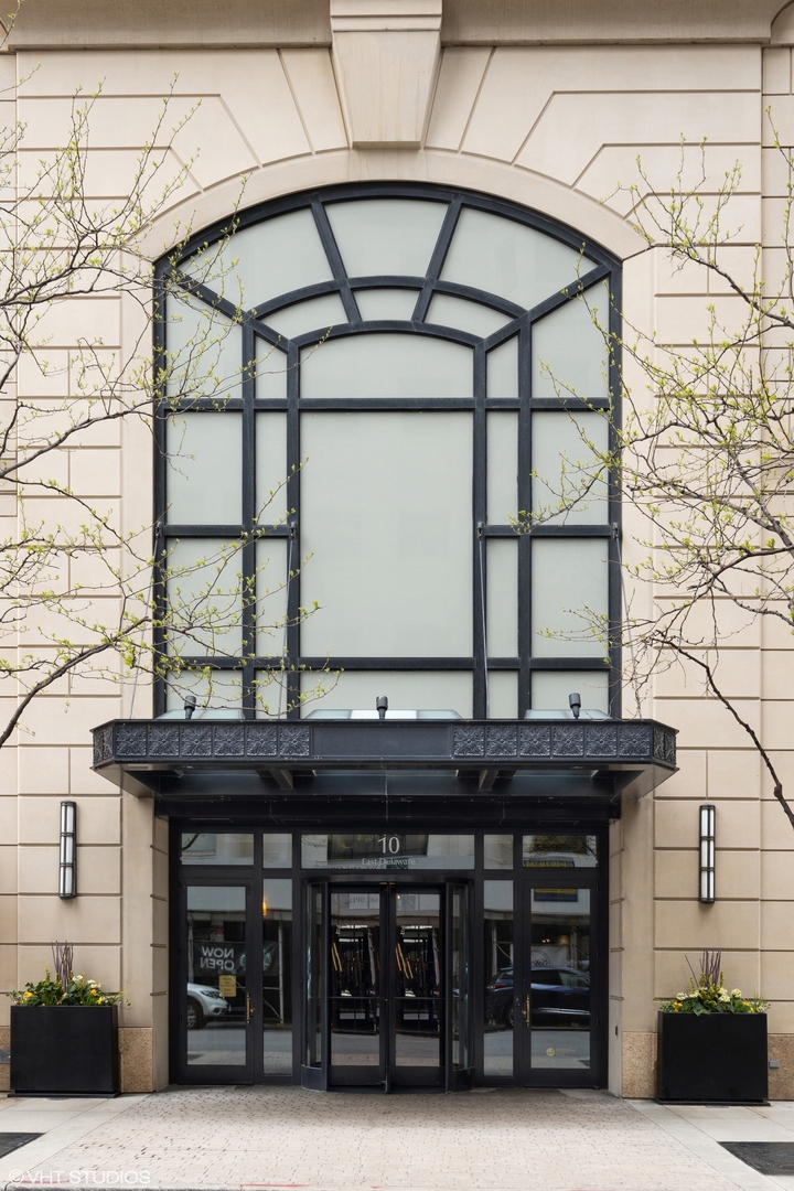 10 East Delaware Place, Unit 10B Chicago, IL 60611 - Photo 2 of 39