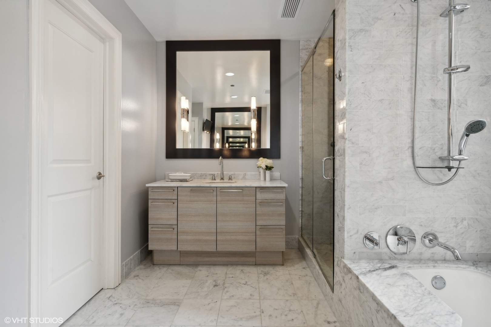 10 East Delaware Place, Unit 10B Chicago, IL 60611 - Photo 26 of 39