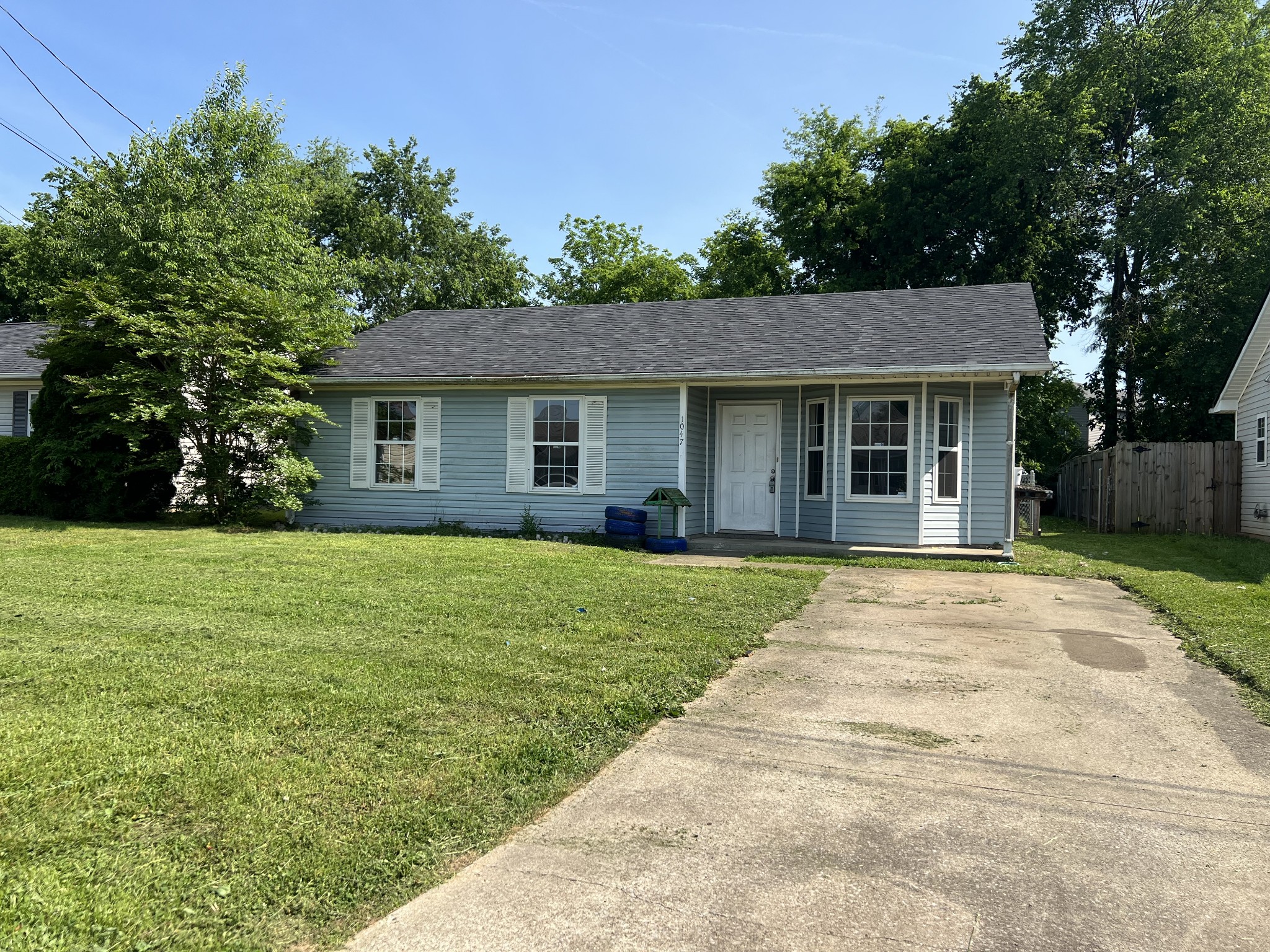 1047 Shadow Ridge Avenue Oak Grove, KY 42262 - Photo 1 of 15 a view of outdoor space yard and front view of house