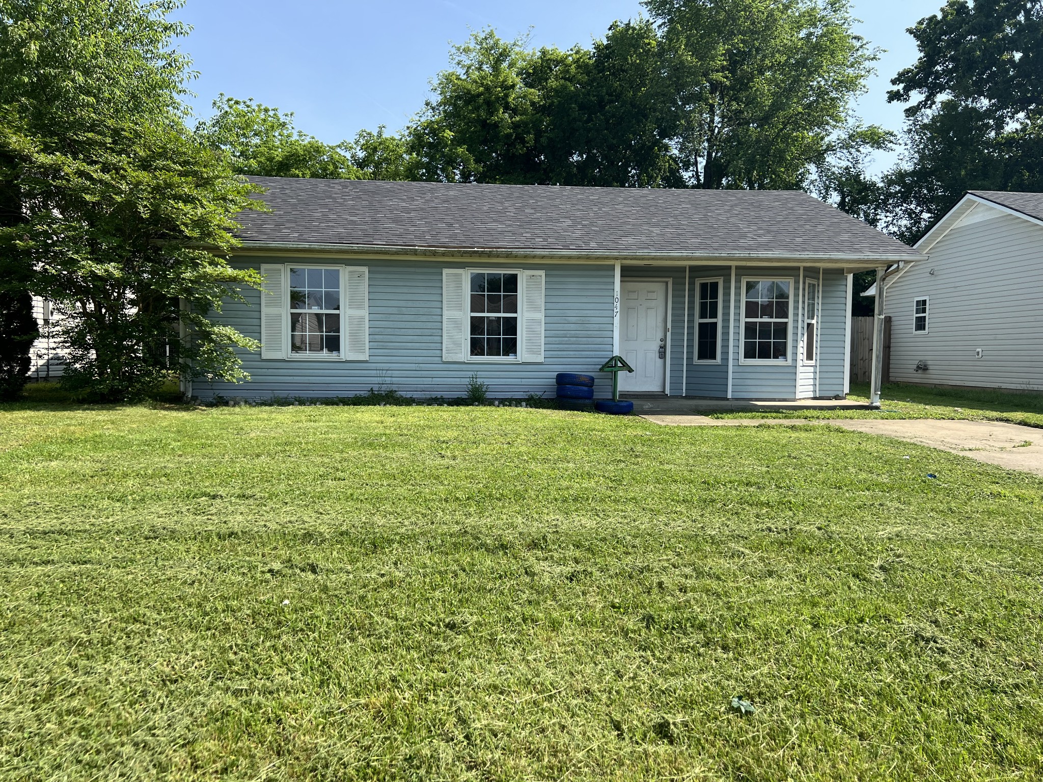 1047 Shadow Ridge Avenue Oak Grove, KY 42262 - Photo 2 of 15 front view of a house with a yard