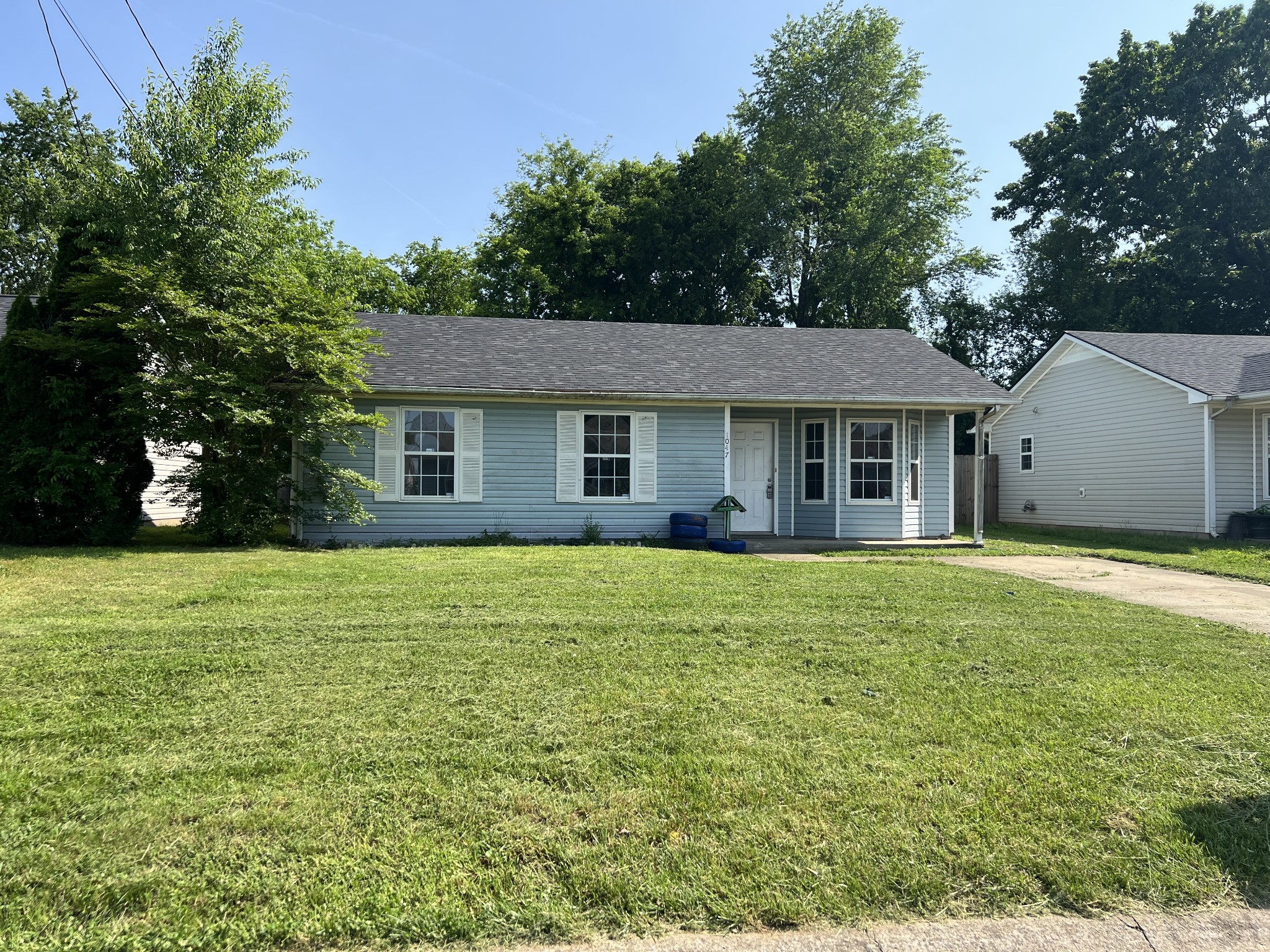 1047 Shadow Ridge Avenue Oak Grove, KY 42262 - Photo 3 of 15 a front view of a house with a garden