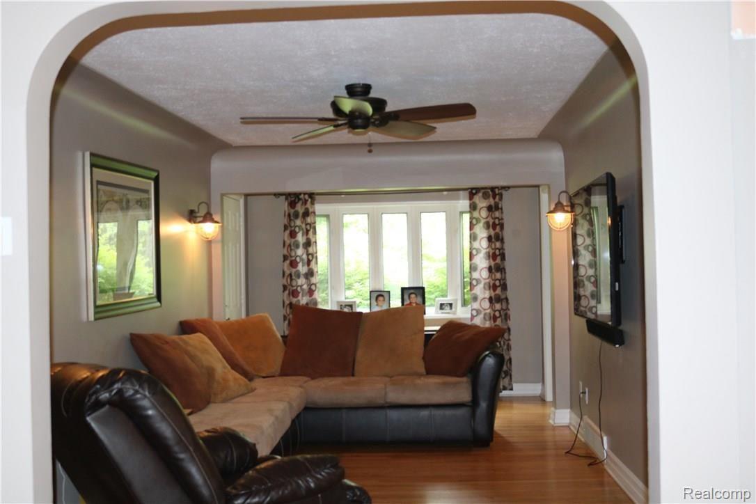 8771 Clarridge Road Clarkston, MI 48348 - Photo 12 of 19 living rm.jpg