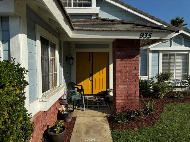 a view of entryway with a front door
