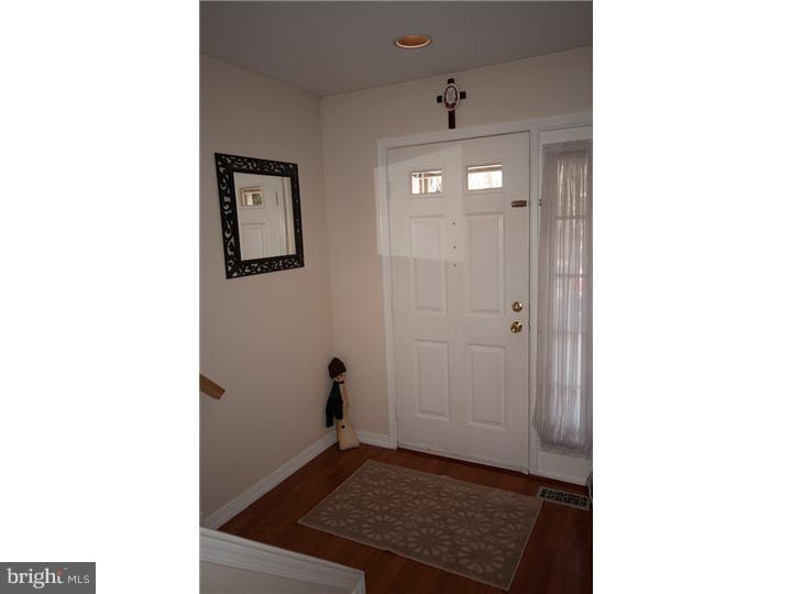 335 Scola Road Brookhaven, PA 19015 - Photo 2 of 16 Foyer