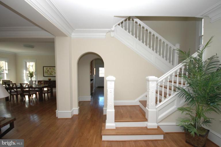 6930 Piney Branch Road Northwest Washington, DC 20012 - Photo 6 of 30 Hallway