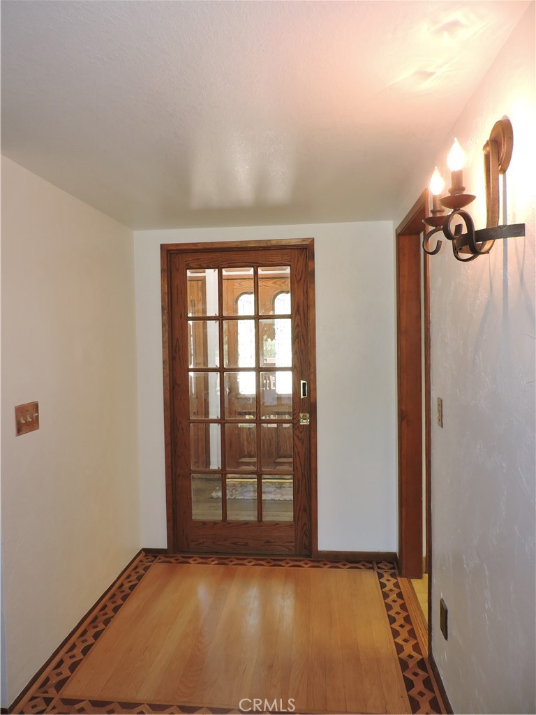 26931 Columbia Way Tehachapi, CA 93561 - Photo 25 of 49 Entry area has nice pocket door to keep the winter cold out.