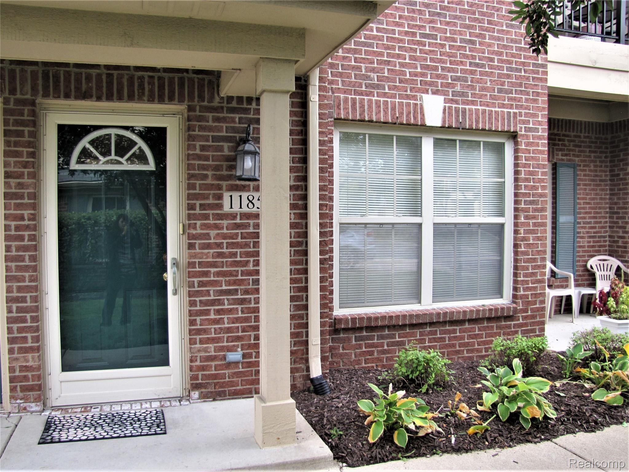 11852 Farmington Road Livonia, MI 48150 - Photo 25 of 25 Farmington front door porch.JPG