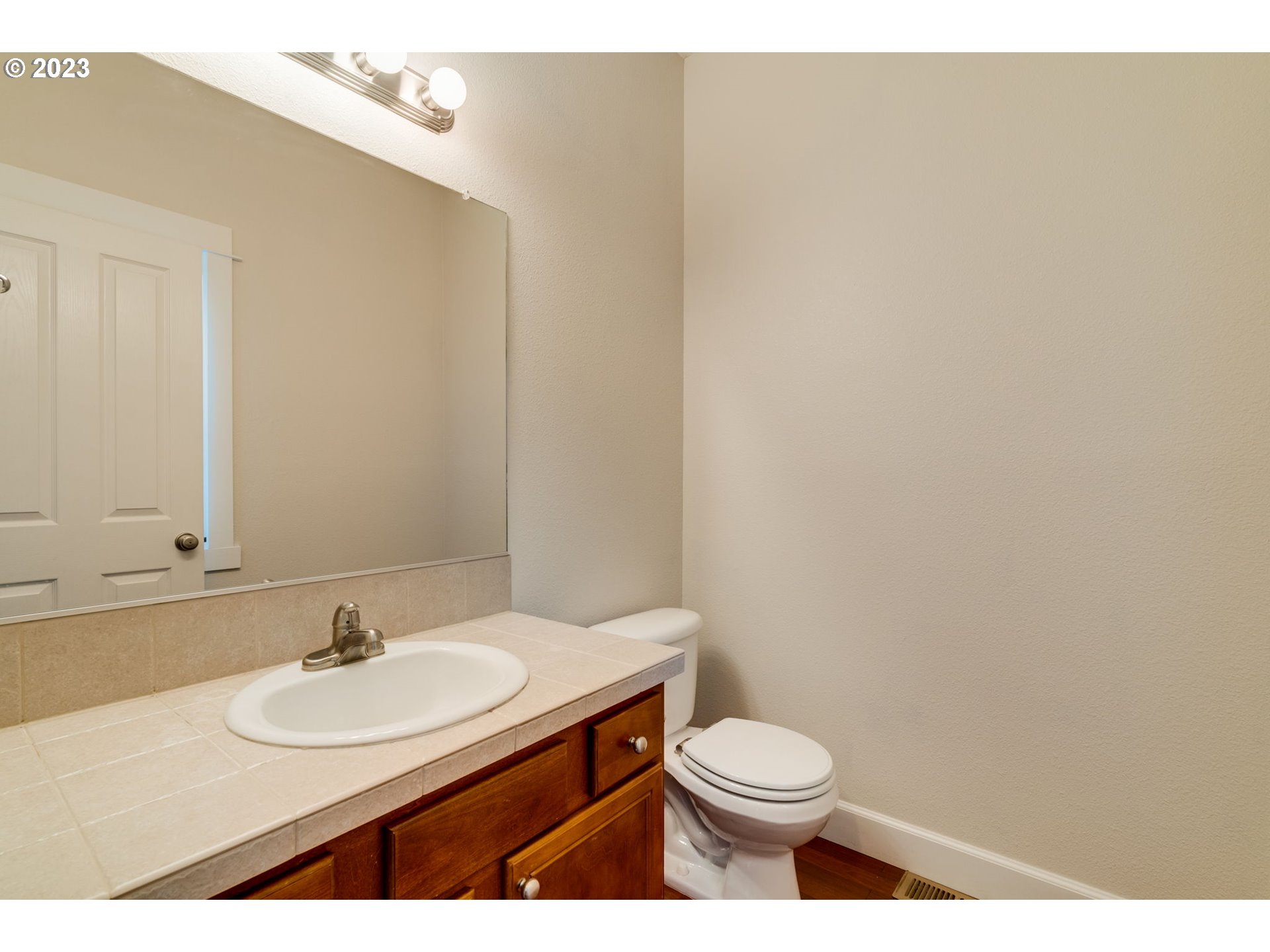 4138 Southwest Alice Street Portland, OR 97219 - Photo 15 of 40 Gallery Image 15