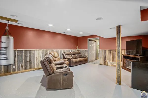 $900,000 | 10010 Hwy K-16 Holton Ks 66436, Holton, KS 66436
