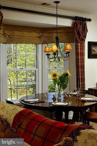 3892 Rectortown Road Marshall, VA 20115 - Photo 4 of 26 Breakfast area in bay window with bench seating.