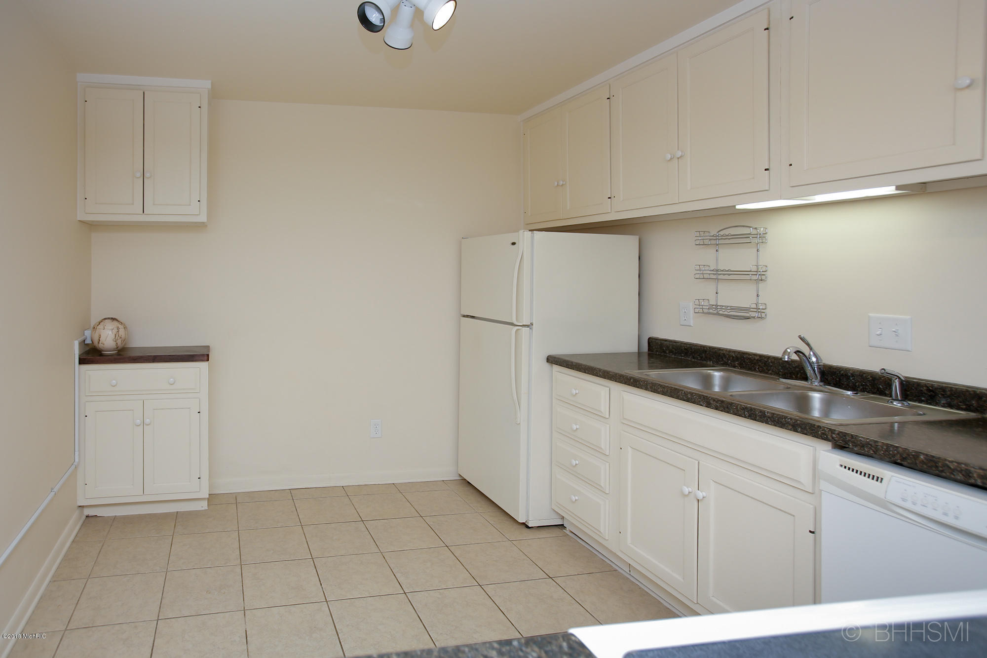 722 West Kilgore Road Kalamazoo, MI 49008 - Photo 7 of 15 722 w kilgore rd #103-105