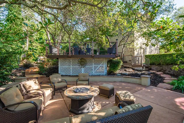 a view of a houses with yard