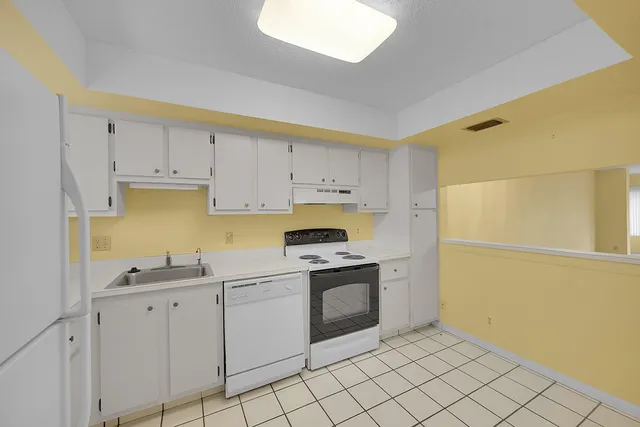 $1,500 | 3154 Via Poinciana, Unit 306, Lake Worth, FL 33467