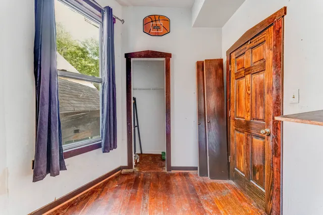 a view of a livingroom with furniture
